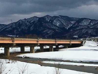 乱川から国道１３号線眺め