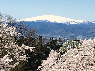 Img_59990424 桜と月山