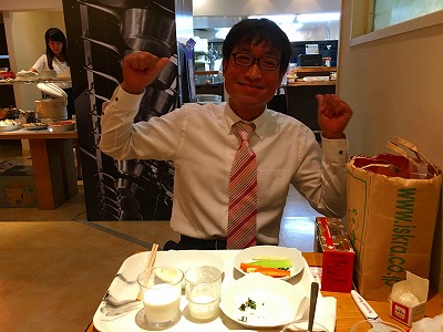 Img_72880709 ホテル朝食会場で