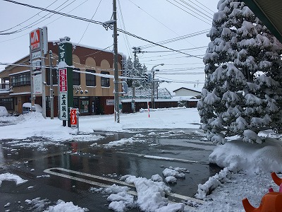 土屋薬局駐車場