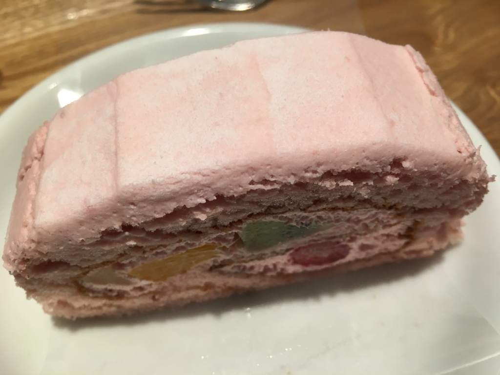 f:id:jdy00247:20180508104218j:plain ストロベリーロール