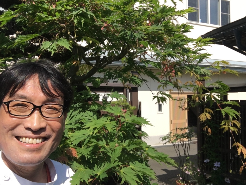 f:id:jdy00247:20180522143247j:plain ハウチワカエデの前で。土屋幸太郎です
