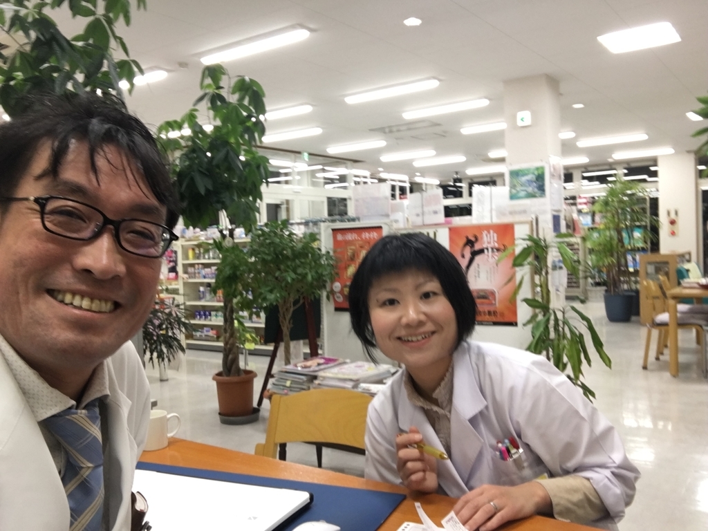 f:id:jdy00247:20181024095629j:plain 土屋薬局店内で 妻と土屋幸太郎