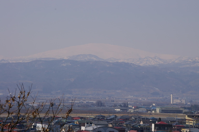 Imgp2450080327 春霞の月山