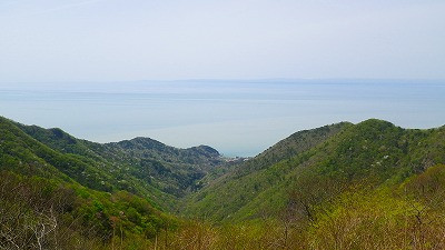 新潟県弥彦山頂からの眺め　遠くに佐渡島