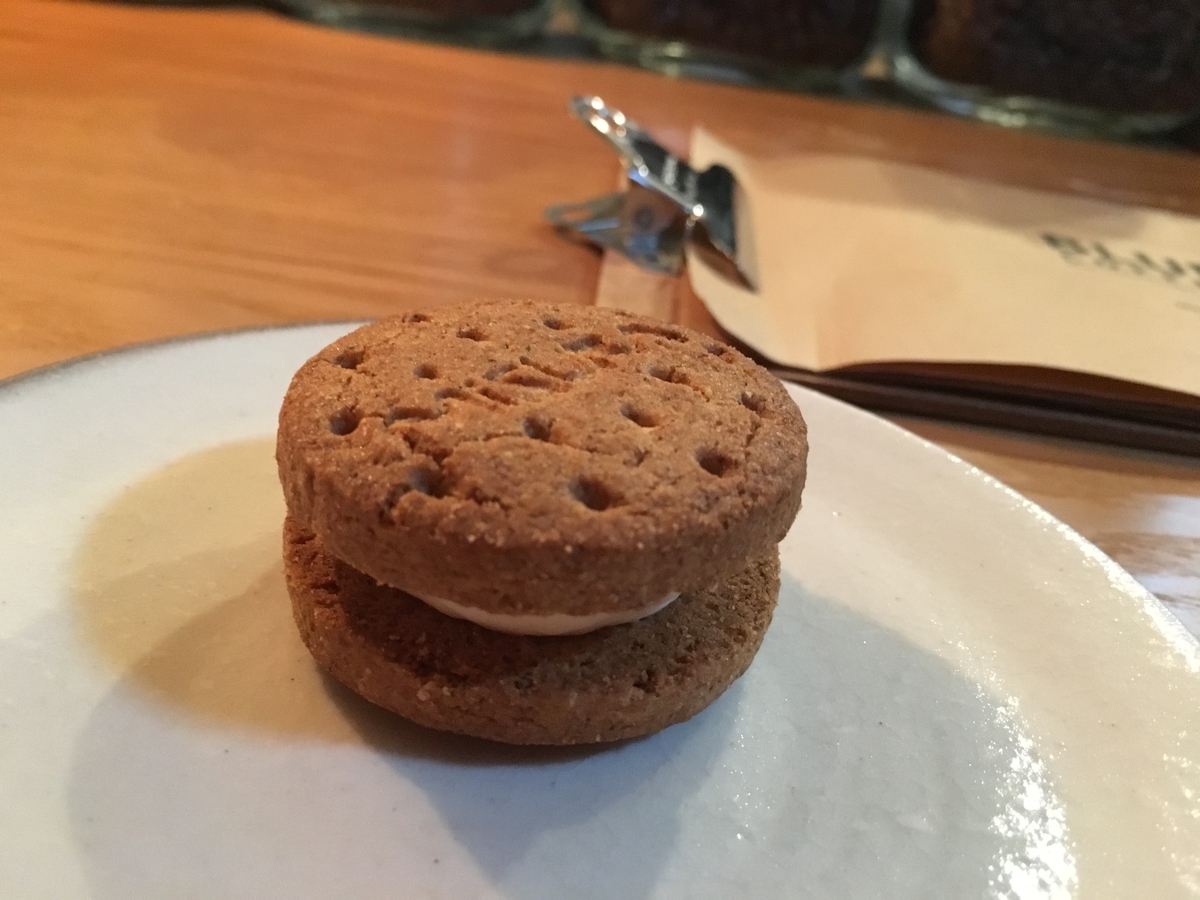 f:id:jdy00247:20190716114307j:plain アイスクリーム入りのクッキー