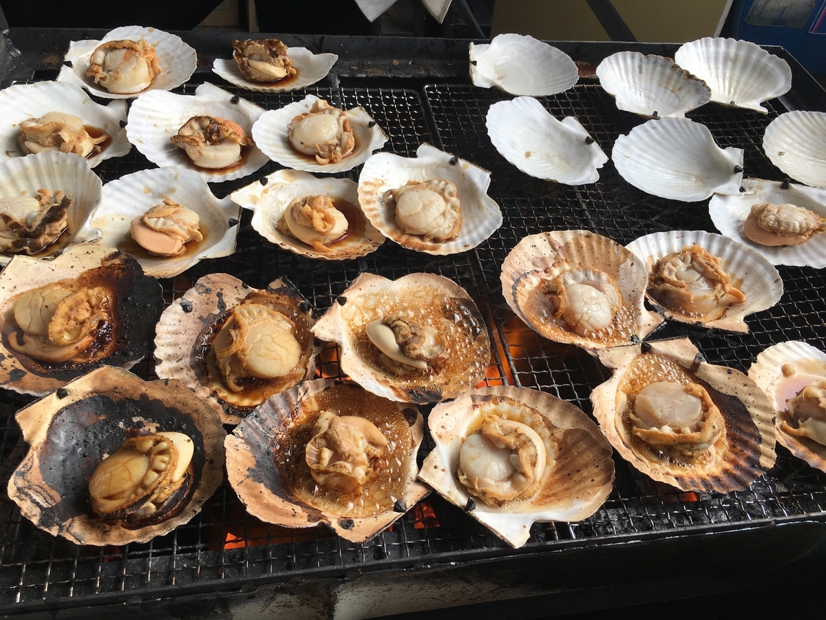 入り口ではホタテを焼いていました。うまそー