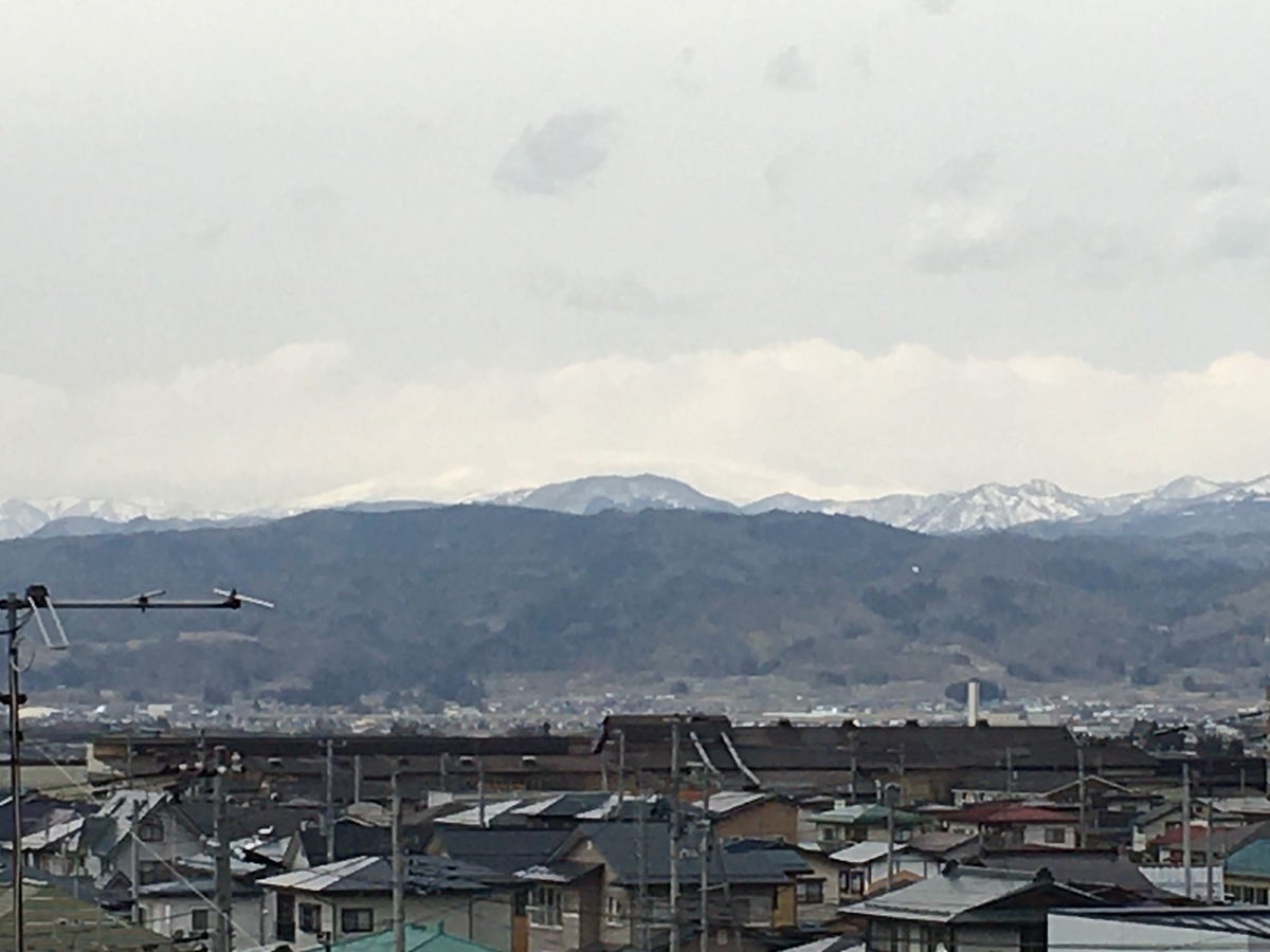 大日さまから眺めた月山です