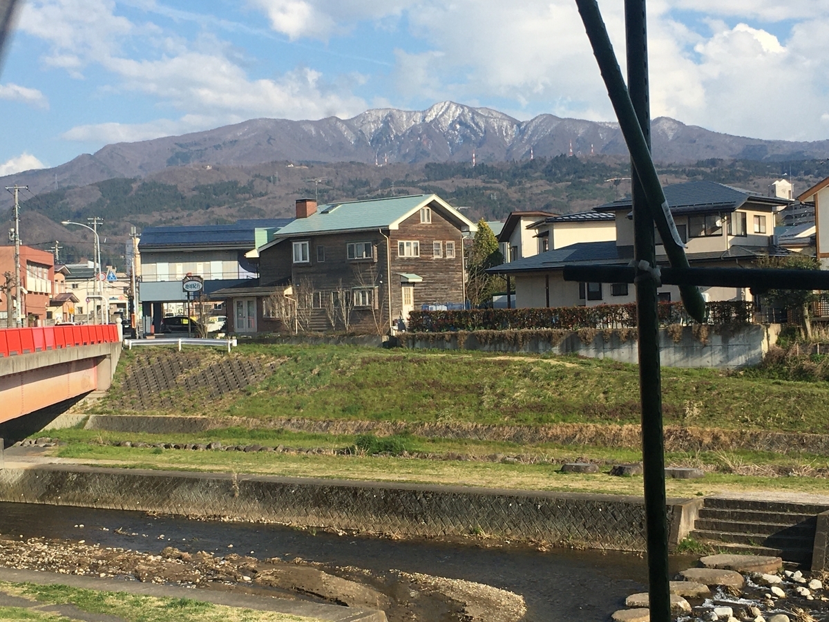 窓際から眺める白山橋と蔵王の風景が好きです。