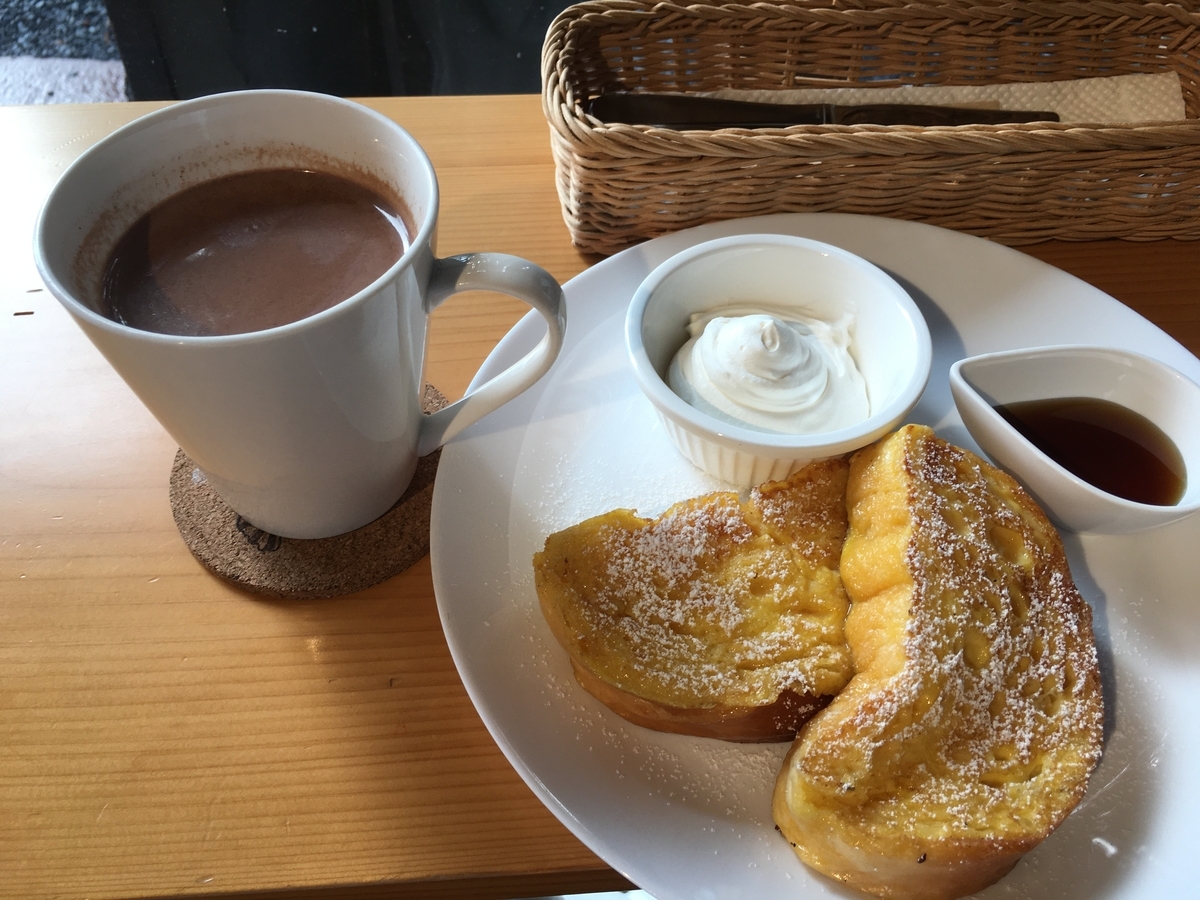 ホットココアとフラントースト生クリーム増量を頼みました。外は晴れてきました。