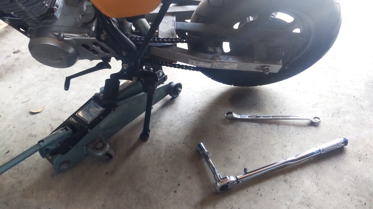 エイプ５０・チェーン調整に挑戦、再び。 - すこしかじり虫