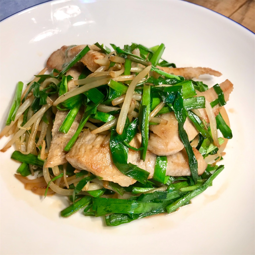 豚トロにらもやし炒め 野菜炒めは 火入れのトントロールが大事 コントロールか 単身赴任の独り言 In The Jet君 S Kitchen