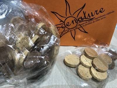 ベイクドナチュレおからクッキーの箱とクッキー