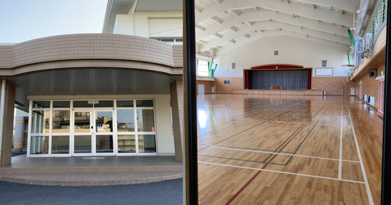 写真:スマートロック が設置された小川南小学校正面玄関、体育館