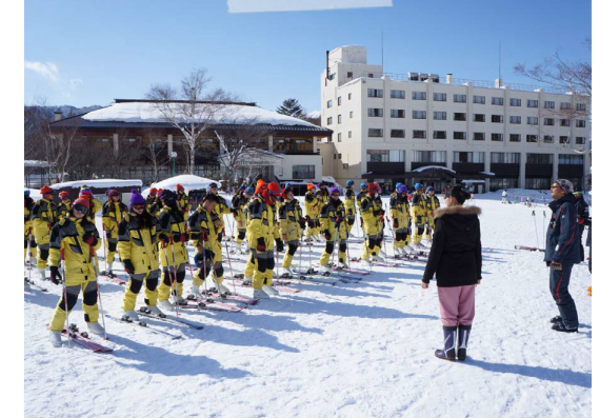 みなかみ町のスキー場で台湾の現地学校の教育旅行(日本の修学旅行に相当) が行われた時の様子。役場職員がコーチ、町にいる研修生が通訳を務めた。役場内部での海外交流理解者をふやすことにも繋がる