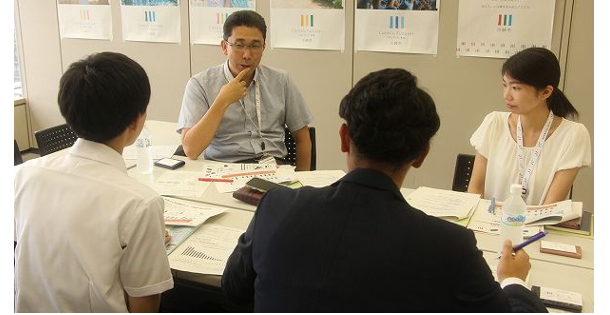 奥左から、川崎市シティプロモーション推進室の柴山巌室長と両角美香さん