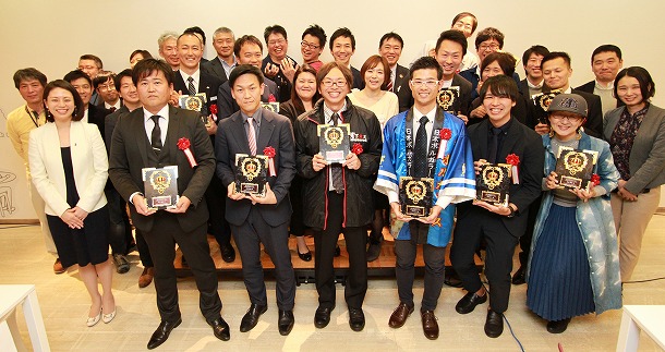 全国から集まった2019年の「スーパー地方公務員」と審査員を務めた過去受賞者のみなさん他