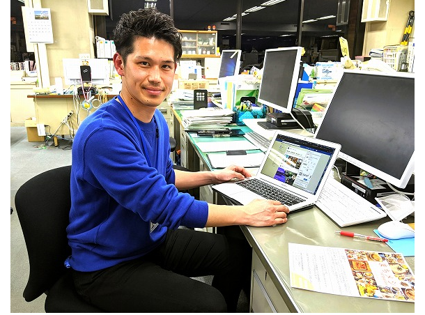 インタビューに応じる館林市商工課の早川純さん