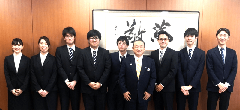 本村市長を囲む牧瀬ゼミの学生など(左から、牧瀬ゼミ生の①柴田亜実さん、②齋藤ななみさん、③岩井柾樹さん、④鶴見洸太さん、⑤益田寿真さん、本村市長、⑥田所憲二さん、⑦峰尾涼さん、牧瀬准教授)