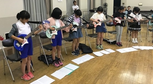 「ROAD TO 1000人ROCK」と銘打った地域の子どもたちを対象にしたギター教室の様子(写真提供=1000人ROCK FES.GUNMA実行委員会)
