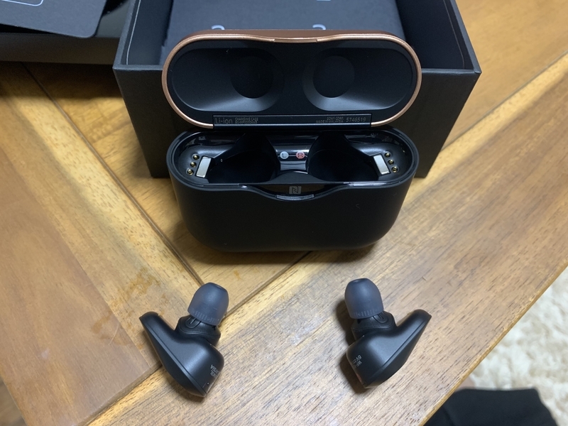 f:id:jigen098:20191203010224j:plain イヤホンとケース取り出した絵