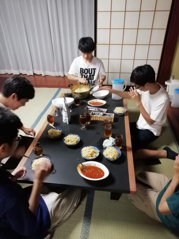 ご飯を食べる光景