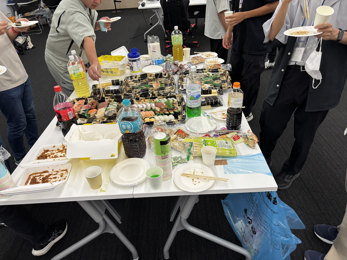 机の上にご飯がおいてある画像