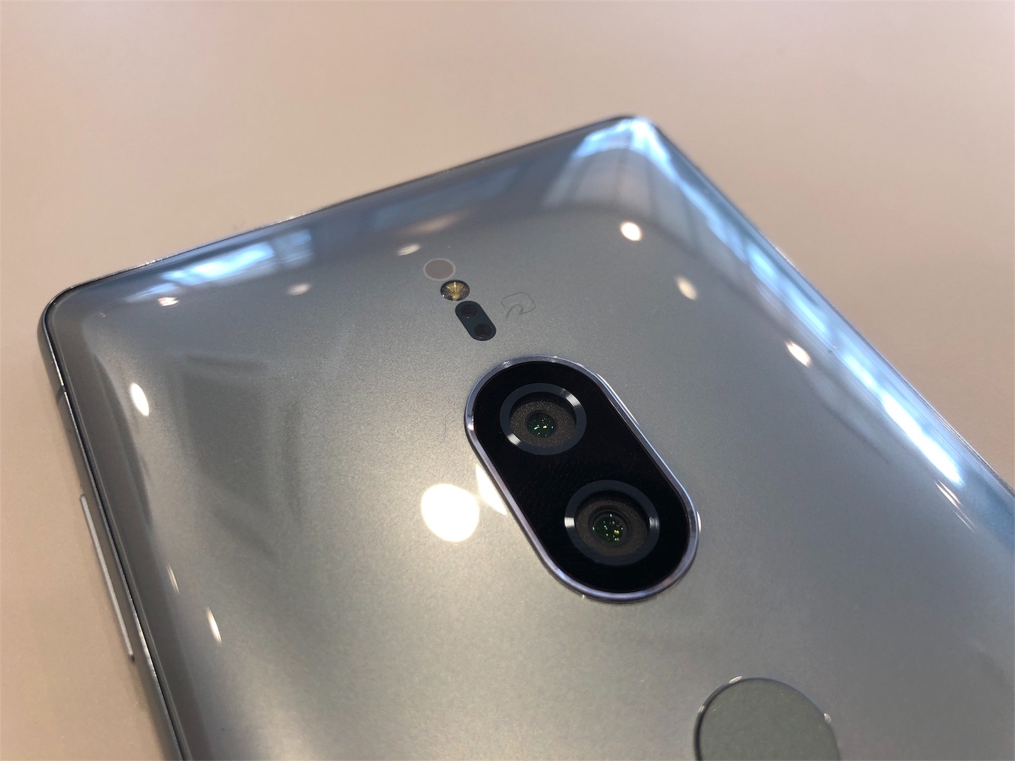 Xperia Xperia Xz2 Premium So 04k のデュアルカメラによるボカし機能撮影は18年8月以降に提供なんですって スマスタ