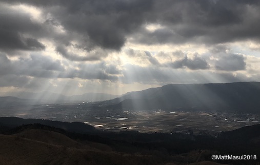f:id:jingumaruta:20200727214504j:plain 狐の嫁入りが出る熊本県阿蘇郡の景色