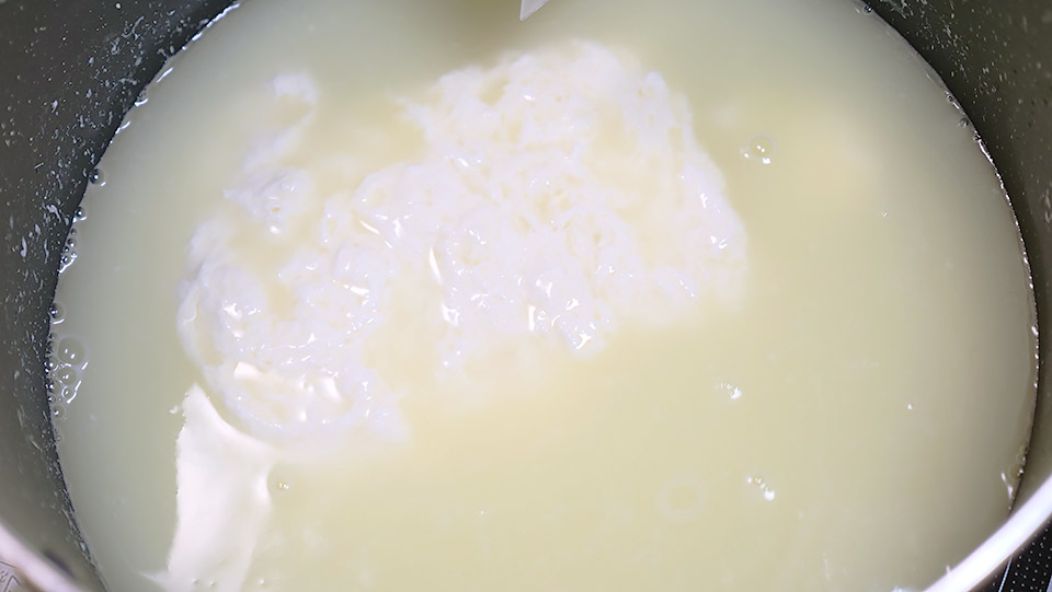 材料は牛乳と酢 と塩 だけ 手で割くチーズ自作したら簡単で楽しくて美味しかった ぐるなび みんなのごはん