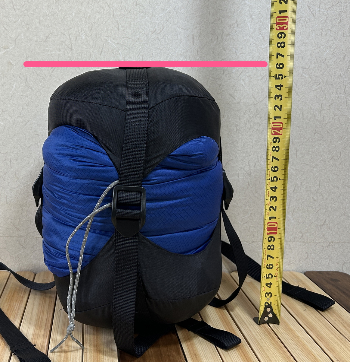シュラフをウルトラライトコンプレッションバッグで圧縮した様子
