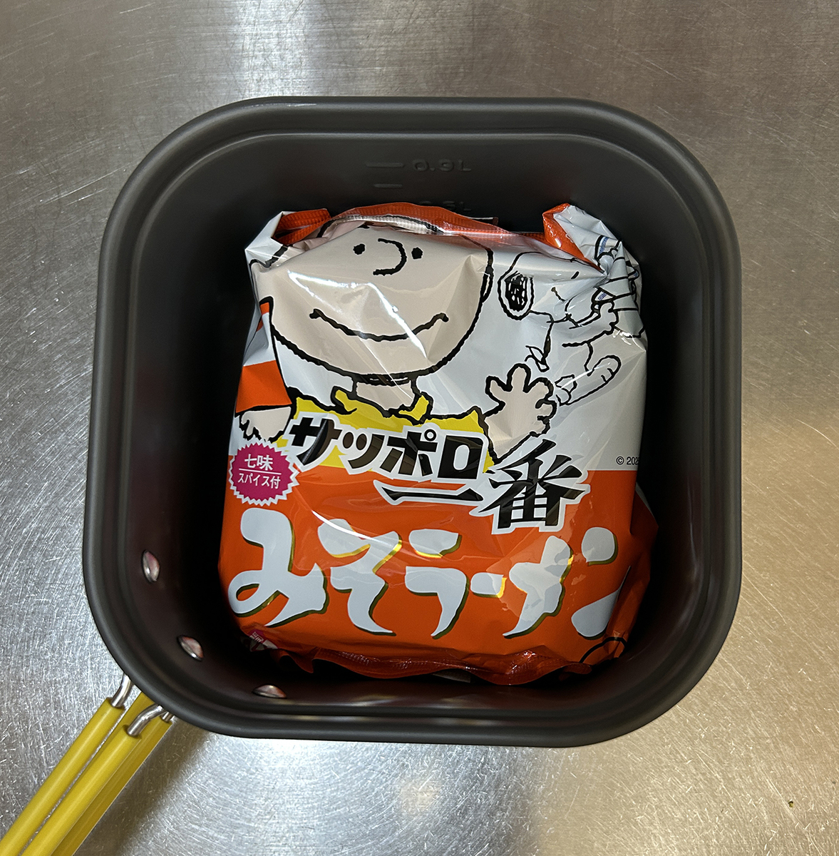 モンベル アルパインクッカー スクエア13に袋麺を袋ごと入れた様子