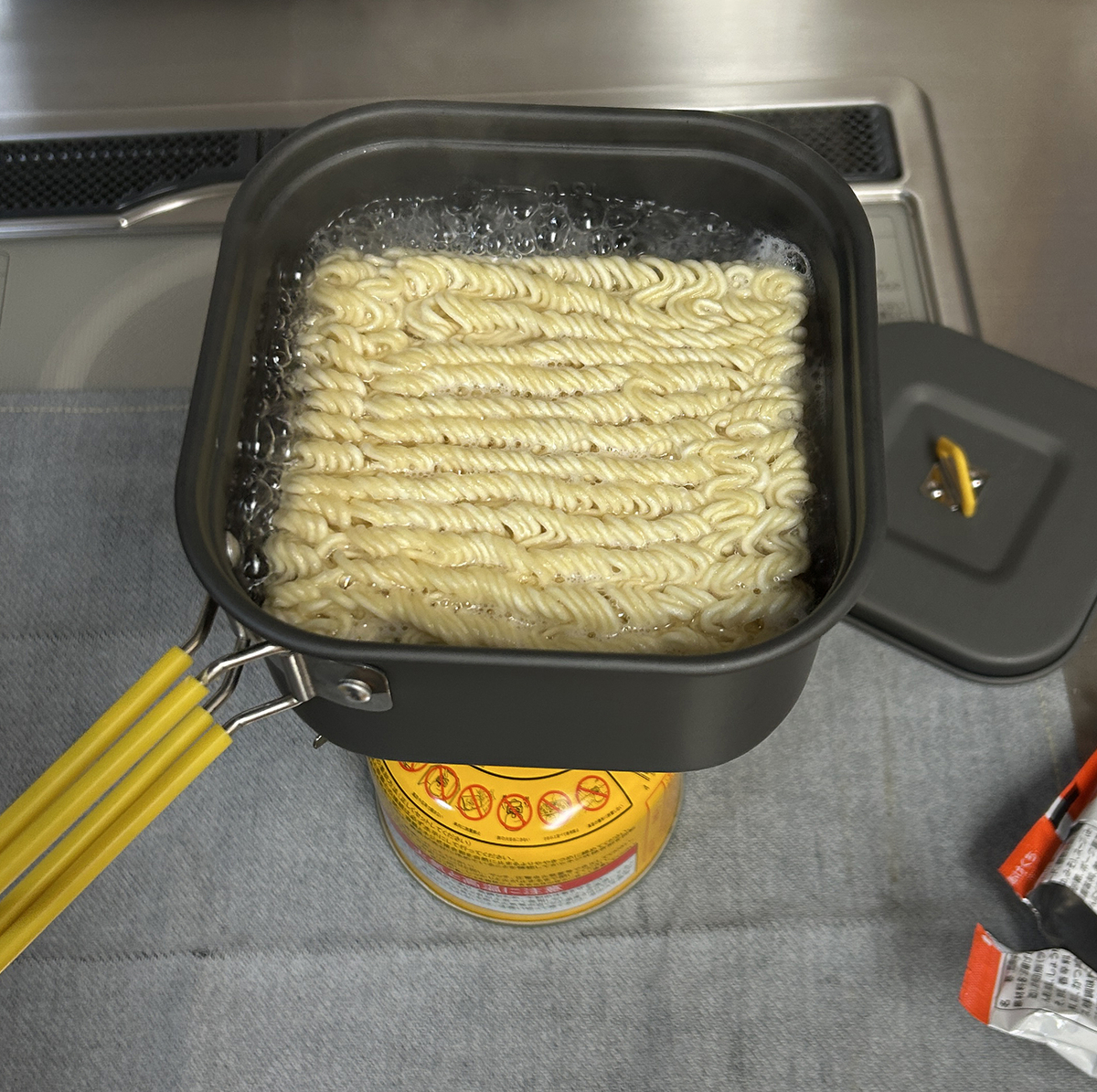 モンベル アルパインクッカー スクエア13で麺を茹でている様子