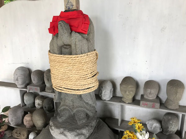f:id:jizo_bosatsu:20180513181031j:plain 新馬場、願行寺、しばられ地蔵と背後の首