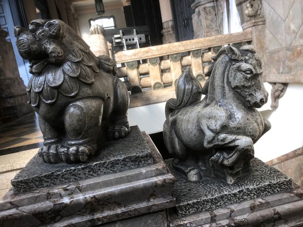 築地本願寺の馬とライオン