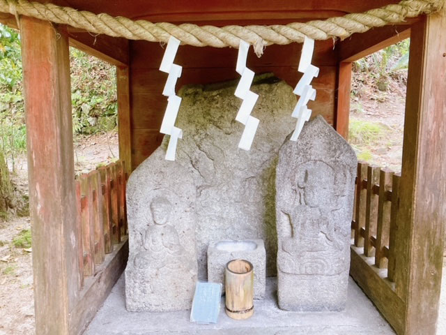 瓶岩権現（かめいわげんげん）