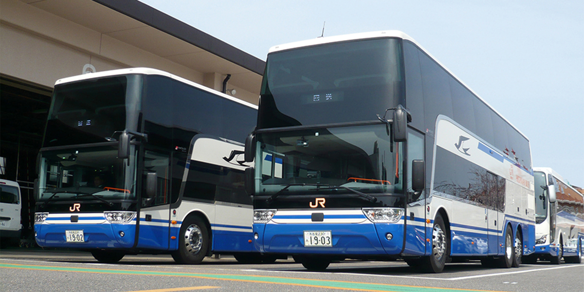 JR東海バスのダブルデッカー車が2台並んでいる画像