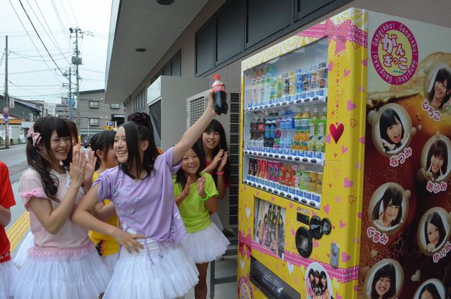 高田本町アイドル、がんぎっこのラッピング自販機登場！ - 上越タウン