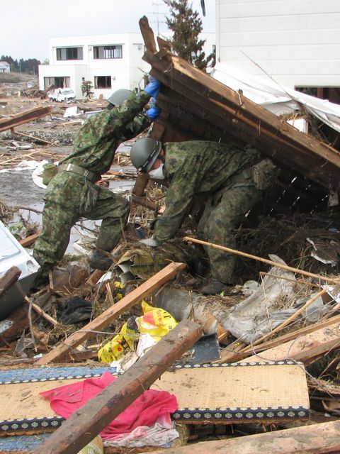 16瓦礫の中を捜索する隊員