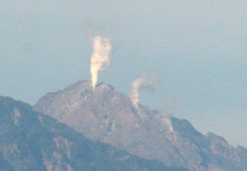 焼山の噴煙が3本立ち上る 火山活動が活発化？ - 上越タウンジャーナル