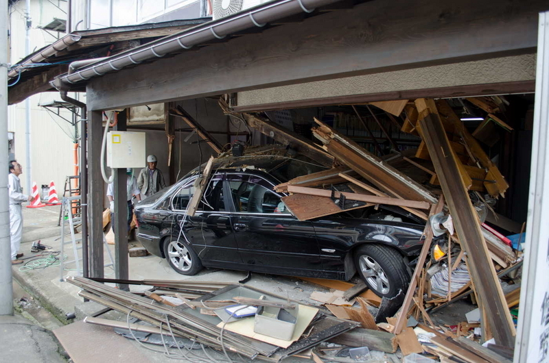 上越市北本町の民家に酒気帯び運転の車突っ込む 建物が大破