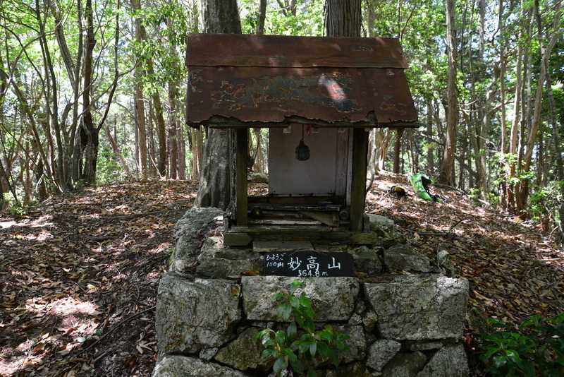 山頂の祠