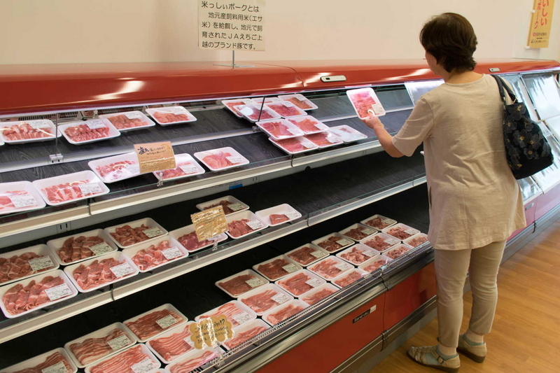上越産の豚肉などが並ぶ精肉コーナー