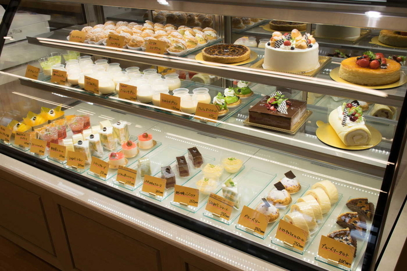 手作りケーキが並ぶ