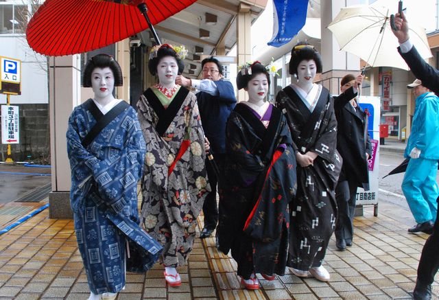 上越市の本町通りを京都の芸妓さんと舞妓さん練り歩く - 上越タウン