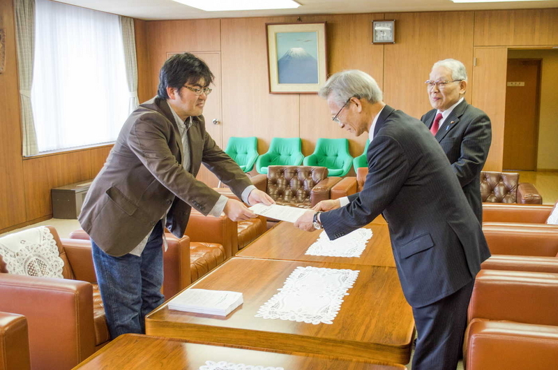 今井さん署名簿提出