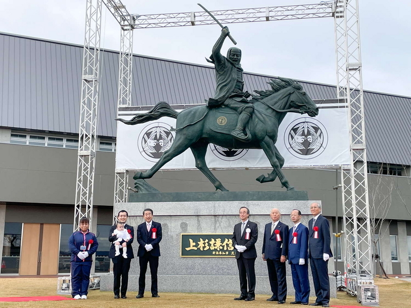 高さ7m超えの謙信公騎馬像が登場 謙信公武道館の開館1周年記念で