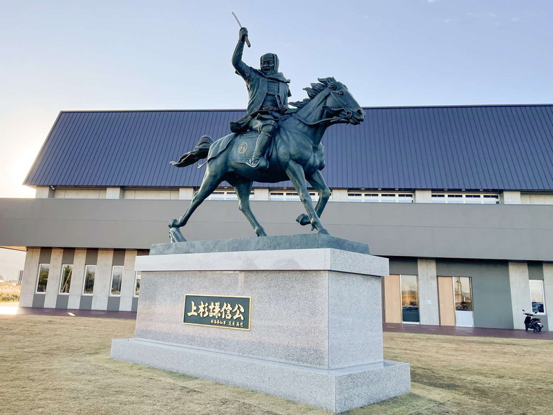 高さ7m超えの謙信公騎馬像が登場 謙信公武道館の開館1周年記念で