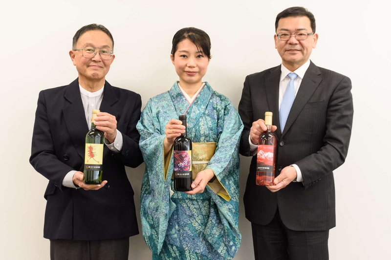 岩の原葡萄園が地元芸術家作品をラベルにしたワインセット発売