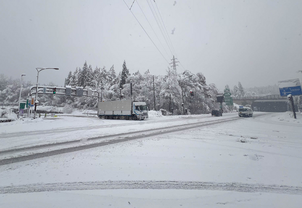 上越市、妙高市の山沿いでまとまった降雪　国道などで除雪車が今冬初出動